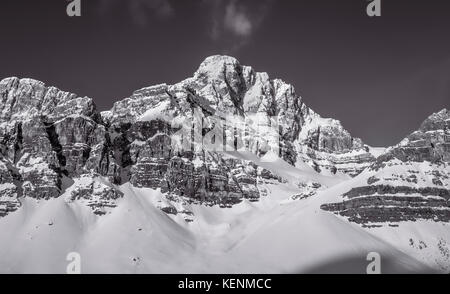 Montagne innevate situato lungo la Icefields Parkway, il Parco Nazionale di Banff. Foto Stock