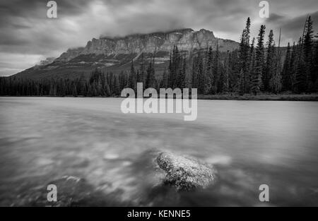 Castle Mountain con il Fiume Bow situato lungo la Trans Canada Highway. Foto Stock