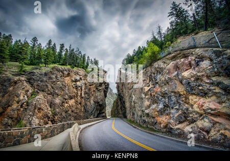 Autostrada passando in Radium della Columbia britannica in Canada. Foto Stock
