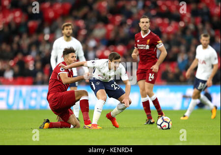 Marko Grujic (a sinistra) di Liverpool e Harry Winks (centro) di Tottenham Hotspur combattono per la palla durante la partita della Premier League al Wembley Stadium di Londra. Foto Stock