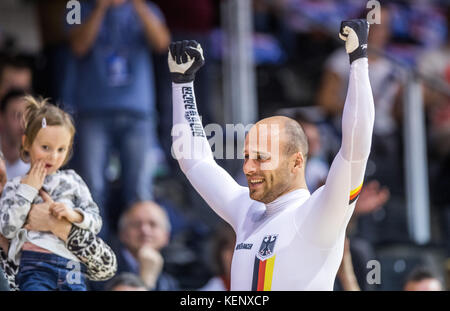 Berlino, Germania. 22nd Ott 2017. Maximilian Levy vince la gara di Keirin dei Campionati europei di ciclismo su pista al Velodromo di Berlino, 22 ottobre 2017. Credit: Jens Büttner/dpa-Zentralbild/dpa/Alamy Live News Foto Stock