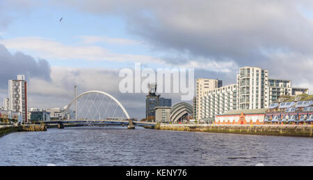 Glasgow, Scotland, Regno Unito. 22 ottobre, 2017. Regno Unito Meteo. Panorama del Clyde Arc road ponte che attraversa il fiume Clyde in un pomeriggio soleggiato. Credito: Berretto Alamy/Live News Foto Stock
