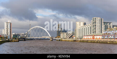 Glasgow, Scotland, Regno Unito. 22 ottobre, 2017. Regno Unito Meteo. Panorama del Clyde Arc road ponte che attraversa il fiume Clyde in un pomeriggio soleggiato. Credito: Berretto Alamy/Live News Foto Stock