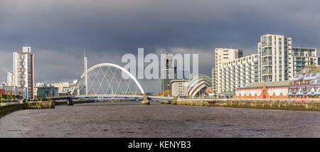 Glasgow, Scotland, Regno Unito. 22 ottobre, 2017. Regno Unito Meteo. Panorama del Clyde Arc road ponte che attraversa il fiume Clyde in un pomeriggio soleggiato. Credito: Berretto Alamy/Live News Foto Stock
