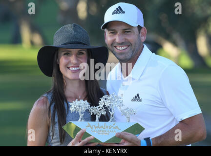 Sergio garcía e Angela akins a andalucia valderrama golf masters domenica 22 ottobre 2017 credit: gtres información más comuniación sulla linea, s.l./alamy live news Foto Stock