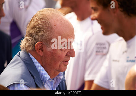 Alicante, Spagna. 22 ottobre 2017. Volvo Ocean Race leg 1 Alicante a Lisbona, Juan Carlos i che regnò come re di Spagna dal 1975 fino alla sua abdicazione nel 2014 visita il Volvo Village Credit: Pablo Freuku/Alamy Live News Foto Stock