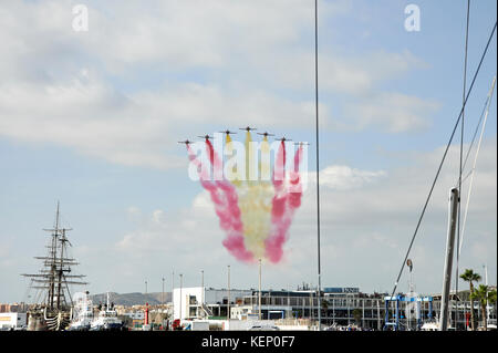 Alicante, Spagna. 22 ottobre, 2017. Volvo Ocean race leg 1 alicante a Lisbona, spagnola Air force PATRULLA AGUILA attraversare il cielo durante la fase iniziale della gamba 1 credito: pablo freuku/alamy live news Foto Stock