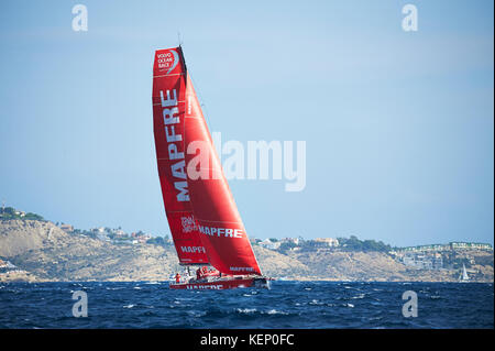 Alicante, Spagna. 22 ottobre, 2017. Volvo Ocean race leg 1 alicante a Lisbona, mapfre squadra capitanata da xabi fernandez in azione durante la fase iniziale della gamba 1 credito: pablo freuku/alamy live news Foto Stock