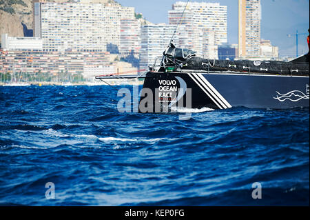 Alicante, Spagna. 22 ottobre, 2017. Volvo Ocean race leg 1 alicante a Lisbona, sun hung kai scallywag squadra capitanata da David witt in azione durante la fase iniziale della gamba 1 credito: pablo freuku/alamy live news Foto Stock