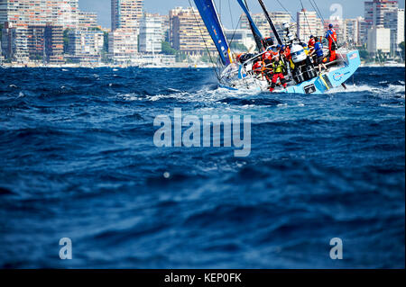 Alicante, Spagna. 22 ottobre, 2017. Volvo Ocean race leg 1 alicante a Lisbona, Vestas undicesima ora racing team capitanato da charlie enright in azione durante la fase iniziale della gamba 1 credito: pablo freuku/alamy live news Foto Stock