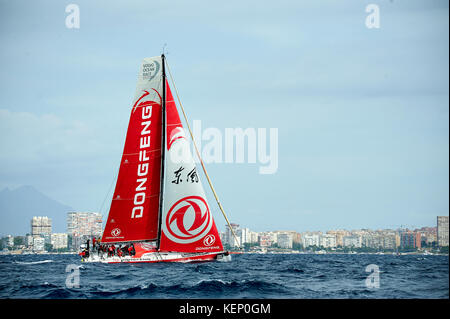 Alicante, Spagna. 22 ottobre, 2017. Volvo Ocean race leg 1 alicante a Lisbona, dongfeng race Team capitanata da Charles caudrelier in azione durante la fase iniziale della gamba 1 credito: pablo freuku/alamy live news Foto Stock