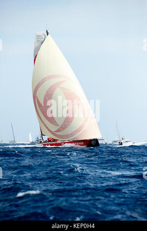 Alicante, Spagna. 22 ottobre, 2017. Volvo Ocean race leg 1 alicante a Lisbona, dongfeng race Team capitanata da Charles caudrelier in azione durante la fase iniziale della gamba 1 credito: pablo freuku/alamy live news Foto Stock