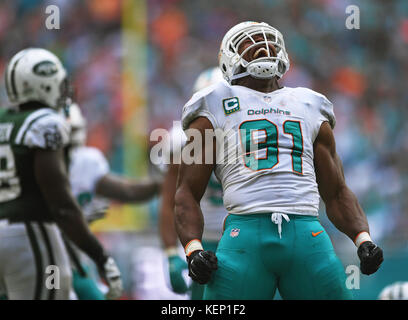 Miami Gardens, Florida, Stati Uniti. 22 ottobre 2017. Il defensive end dei Miami Dolphins Cameron Wake (91) celebra un sack nella partita contro i Jets. Miami Dolphins contro New York Jets. Hard Rock Stadium, Miami Gardens, Florida. 22/10/17. Personale fotografo Jim Rassol credito: Sun-Sentinel/ZUMA Wire/Alamy Live News Foto Stock