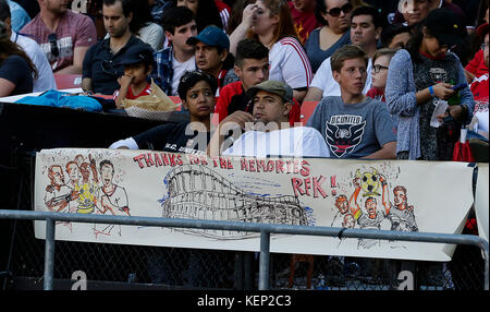 Washington DC, Stati Uniti d'America. 22 ottobre, 2017. Ventole mostrano il loro supporto per RFK Stadium durante una sequenza di lunghezza massima MLS partita di calcio tra la c.c. Regno e il New York Red Bulls all'ultimo match di MLS in RFK Stadium di Washington DC. Justin Cooper/CSM/Alamy Live News Foto Stock