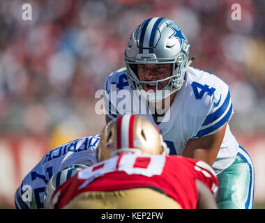 Santa Clara, California, USA. 22 ottobre, 2017. Dallas Cowboys quarterback Dak Prescott (4) in azione, durante un gioco di NFL tra Dallas Cowboys e San Francisco 49ers a Levi's Stadium di Santa Clara, California. Valerie Shoaps/CSM/Alamy Live News Foto Stock