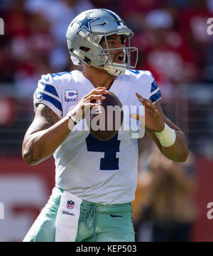 Santa Clara, California, USA. 22 ottobre, 2017. Dallas Cowboys quarterback Dak Prescott (4) in azione, durante un gioco di NFL tra Dallas Cowboys e San Francisco 49ers a Levi's Stadium di Santa Clara, California. Valerie Shoaps/CSM/Alamy Live News Foto Stock