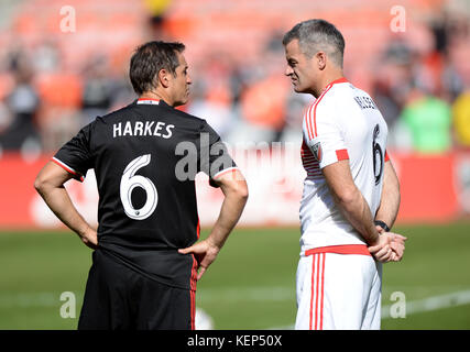 Washington, DC, Stati Uniti d'America. 22 ottobre, 2017. 20171022 - Ex D.C. Regno giocatori JOHN HARKES e Ryan NELSEN chat prima di iniziare a c.c. Regno leggende corrispondono a RFK Stadium di Washington. Credito: Chuck Myers/ZUMA filo/Alamy Live News Foto Stock