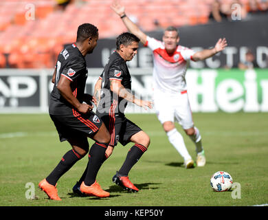 Washington, DC, Stati Uniti d'America. 22 ottobre, 2017. 20171022 - Ex D.C. Regno di squadra LUCIANO EMILIO, sinistra e JAIME MORENO anticipo la sfera durante la c.c. Regno leggende corrispondono a RFK Stadium di Washington. Credito: Chuck Myers/ZUMA filo/Alamy Live News Foto Stock