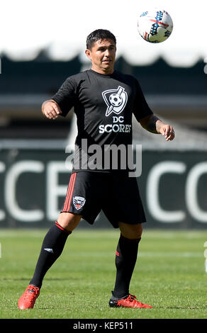 Washington, DC, Stati Uniti d'America. 22 ottobre, 2017. 20171022 - Ex D.C. Regno avanti JAIME MORENO si riscalda prima di iniziare a c.c. Regno leggende corrispondono a RFK Stadium di Washington. Credito: Chuck Myers/ZUMA filo/Alamy Live News Foto Stock
