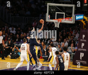 Los Angeles, CA, Stati Uniti d'America. 22 ottobre, 2017. New Orleans pellicani avanti Anthony Davis (23) soaring attraverso la corsia in New Orleans pellicani vs Los Angeles Lakers a Staples Center il 22 ottobre 2017. (Foto di Jevone Moore/Cal Sport Media (rete televisione vi preghiamo di contattare il vostro rappresentante di vendita per uso televisivo. Credito: csm/Alamy Live News Foto Stock