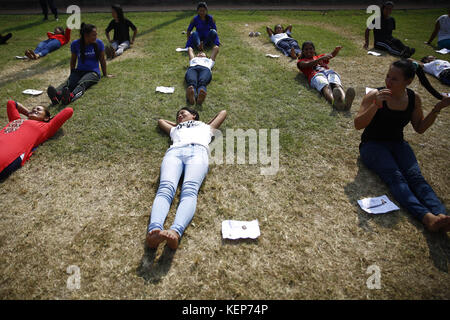 Lalitpur, Nepal. 23 ottobre 2017. Le donne nepalesi si preparano durante un esercizio di formazione per la selezione di poliziotti temporanei per le prossime elezioni provinciali e parlamentari a Lalitpur, Nepal, lunedì 23 ottobre 2017. Il governo del Nepal sta reclutando 98, 168 poliziotti temporanei per le prossime elezioni. Crediti: Skanda Gautam/ZUMA Wire/Alamy Live News Foto Stock