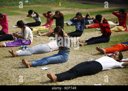 Lalitpur, Nepal. 23 Ott, 2017. donne nepalesi eseguire sit ups durante un esercizio di allenamento per la selezione dei poliziotti temporanea per le prossime provinciali e le elezioni parlamentari in Lalitpur, Nepal lunedì 23 ottobre, 2017. Il governo del Nepal è il reclutamento di 98, 168 polizia temporaneo per le prossime elezioni. Credito: skanda gautam/zuma filo/alamy live news Foto Stock