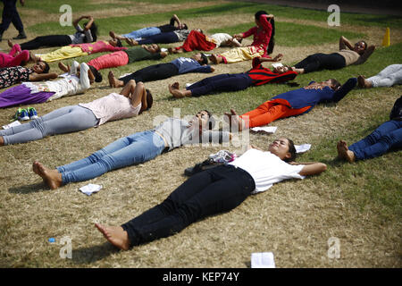 Lalitpur, Nepal. 23 ottobre 2017. Le donne nepalesi riposano sul campo durante un esercizio di formazione per la selezione di poliziotti temporanei per le prossime elezioni provinciali e parlamentari a Lalitpur, Nepal, lunedì 23 ottobre 2017. Il governo del Nepal sta reclutando 98, 168 poliziotti temporanei per le prossime elezioni. Crediti: Skanda Gautam/ZUMA Wire/Alamy Live News Foto Stock