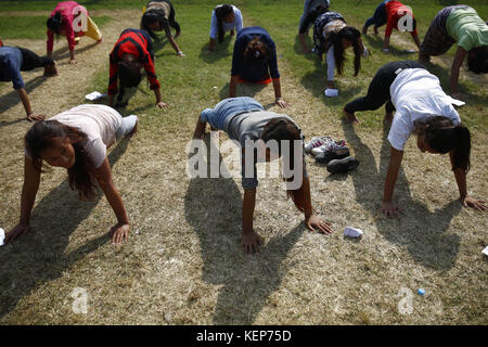 Lalitpur, Nepal. 23 ottobre 2017. Le donne nepalesi eseguono pushup durante un esercizio di formazione per la selezione di poliziotti temporanei per le prossime elezioni provinciali e parlamentari a Lalitpur, Nepal, lunedì 23 ottobre 2017. Il governo del Nepal sta reclutando 98, 168 poliziotti temporanei per le prossime elezioni. Crediti: Skanda Gautam/ZUMA Wire/Alamy Live News Foto Stock