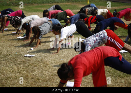 Lalitpur, Nepal. 23 ottobre 2017. Le donne nepalesi eseguono pushup durante un esercizio di formazione per la selezione di poliziotti temporanei per le prossime elezioni provinciali e parlamentari a Lalitpur, Nepal, lunedì 23 ottobre 2017. Il governo del Nepal sta reclutando 98, 168 poliziotti temporanei per le prossime elezioni. Crediti: Skanda Gautam/ZUMA Wire/Alamy Live News Foto Stock