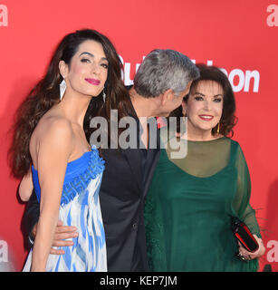 Los Angeles, Stati Uniti. 22 ottobre 2017. Amal Clooney, George Clooney, Baria Alamuddin 018 arrivo al Suburbicon Premiere al Westwood Village Theatre di Los Angeles. 22 ottobre 2017. Credit: Tsuni/USA/Alamy Live News Foto Stock