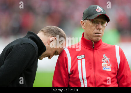 Koeln, Germania. 22 ottobre 2017. Joerg SCHMADTKE (li., Jorg, Geschaeftsfuehrer Sport, K) stuetzt seinen Kopf an Trainer Peter STOEGER (Stoger, K) Schulter, frustratedriert, Frust, gefrustratedet, deluso, entt uscht, Entt uschung, Enttaeuschung, traurig, Fussball 1. Bundesliga, 9 anni. Spieltag, 1.FC Cologne (K) - Werder Brema (HB) 0:0, AM 22.10.2017 a Koeln/Germania. |utilizzo del credito mondiale: dpa/Alamy Live News Foto Stock