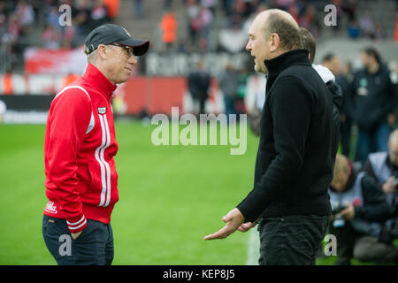 Koeln, Germania. 22 ottobre 2017. Allenatore Peter STOEGER (li., Stoger, K) und Joerg SCHMADTKE (Jorg, Geschaeftsfuehrer Sport, K), redend, reden, Fussball 1. Bundesliga, 9 anni. Spieltag, 1.FC Cologne (K) - Werder Brema (HB), AM 22.10.2017 a Koeln/Germania. |utilizzo del credito mondiale: dpa/Alamy Live News Foto Stock