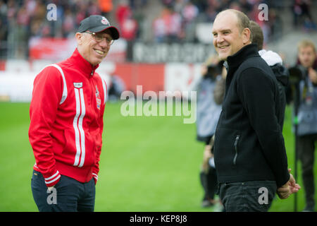 Koeln, Germania. 22 ottobre 2017. Allenatore Peter STOEGER (li., Stoger, K) und Joerg SCHMADTKE (Jorg, Geschaeftsfuehrer Sport, K), redend, reden, laughsd, l chelnd, l cheln, l chelnd, ride, Fussball 1. Bundesliga, 9 anni. Spieltag, 1.FC Cologne (K) - Werder Brema (HB), AM 22.10.2017 a Koeln/Germania. |utilizzo del credito mondiale: dpa/Alamy Live News Foto Stock