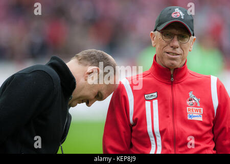 Koeln, Germania. 22 ottobre 2017. Joerg SCHMADTKE (li., Jorg, Geschaeftsfuehrer Sport, K) stuetzt seinen Kopf an Trainer Peter STOEGER (Stoger, K) Schulter, frustratedriert, Frust, gefrustratedet, deluso, entt uscht, Entt uschung, Enttaeuschung, traurig, Fussball 1. Bundesliga, 9 anni. Spieltag, 1.FC Cologne (K) - Werder Brema (HB) 0:0, AM 22.10.2017 a Koeln/Germania. |utilizzo del credito mondiale: dpa/Alamy Live News Foto Stock