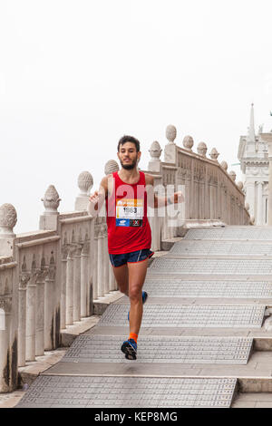 Venezia, Veneto, Italia Il 22 ottobre 2017. I partecipanti e guide in Venice Marathon avvicina il traguardo passando per San Marco ton il ponte della Paglia. Foto Stock