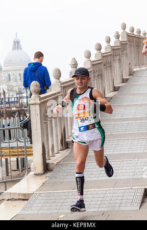 Venezia, Veneto, Italia Il 22 ottobre 2017. I partecipanti e guide in Venice Marathon avvicina il traguardo passando per San Marco sul ponte della Paglia. Foto Stock