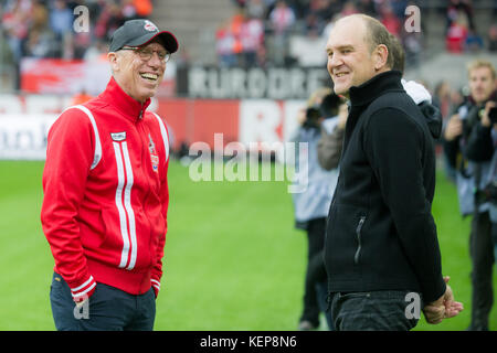 Koeln, Germania. 22 ottobre 2017. Allenatore Peter STOEGER (li., Stoger, K) und Joerg SCHMADTKE (Jorg, Geschaeftsfuehrer Sport, K), redend, reden, laughsd, l chelnd, l cheln, l chelnd, ride, Fussball 1. Bundesliga, 9 anni. Spieltag, 1.FC Cologne (K) - Werder Brema (HB), AM 22.10.2017 a Koeln/Germania. |utilizzo del credito mondiale: dpa/Alamy Live News Foto Stock