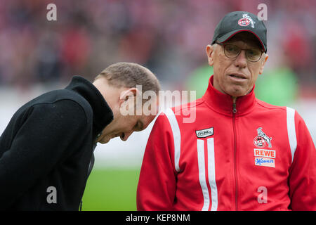 Koeln, Germania. 22 ottobre 2017. Joerg SCHMADTKE (li., Jorg, Geschaeftsfuehrer Sport, K) stuetzt seinen Kopf an Trainer Peter STOEGER (Stoger, K) Schulter, frustratedriert, Frust, gefrustratedet, deluso, entt uscht, Entt uschung, Enttaeuschung, traurig, Fussball 1. Bundesliga, 9 anni. Spieltag, 1.FC Cologne (K) - Werder Brema (HB) 0:0, AM 22.10.2017 a Koeln/Germania. |utilizzo del credito mondiale: dpa/Alamy Live News Foto Stock