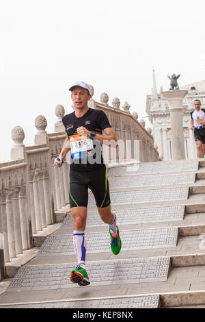 Venezia, Veneto, Italia Il 22 ottobre 2017. I partecipanti e guide in Venice Marathon avvicina il traguardo passando per San Marco sul ponte della Paglia. Foto Stock