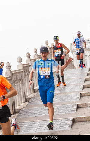 Venezia, Veneto, Italia Il 22 ottobre 2017. I partecipanti e guide in Venice Marathon avvicina il traguardo passando per San Marco sul ponte della Paglia. Foto Stock