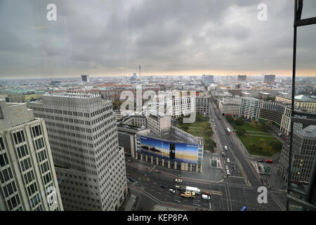 Berlino, Germania. 23rd Ott 2017. Nuvole scure si raccolgono sui tetti di Berlino, Germania, 23 ottobre 2017. Credit: Wolfgang Kumm/dpa/Alamy Live News Foto Stock