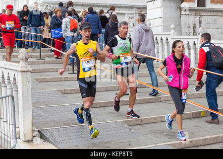 Venezia, Veneto, Italia Il 22 ottobre 2017. I partecipanti e guide in Venice Marathon avvicina il traguardo passando per San Marco ion il ponte della Paglia. Foto Stock