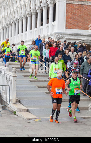 Venezia, Veneto, Italia Il 22 ottobre 2017. I partecipanti e guide in Venice Marathon avvicina il traguardo passando per San Marco sul ponte della Paglia. Foto Stock