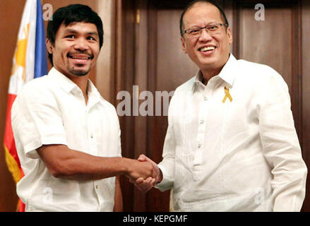 Presidente Aquino saluta Sarangani sost. Manny Pacquiao Foto Stock