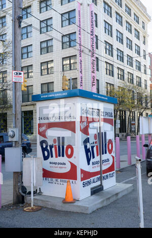 Il custode del parcheggio allo stand adiacente alla Andy Warhol Museum sulla sponda nord di Pittsburgh, in Pennsylvania. Foto Stock