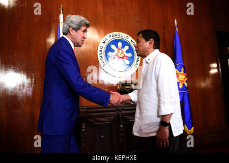 Presidente Rodrigo R. Duterte soddisfa con il Segretario di Stato americano John F. Kerry Foto Stock