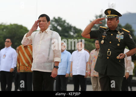 Presidente Rodrigo Duterte saluta durante una ghirlanda di rito di posa a Kalibata degli eroi nazionali nel cimitero di Jakarta, Indonesia il 9 settembre Foto Stock