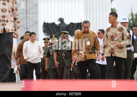 Presidente Rodrigo Duterte è accompagnata da Indonesiano funzionari durante una ghirlanda di cerimonia di posa a Kalibata Cimitero Nazionale di Jakarta, Indonesia il 9 settembre Foto Stock