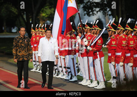 Presidente Rodrigo Duterte, accompagnato dal Presidente indonesiano Joko Widodo, passeggiate passato l'onore guardie all'Istana Merdeka a Giacarta il 9 settembre Foto Stock