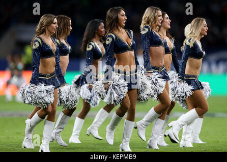 Los Angeles Rams Cheerleaders durante la partita della International Series NFL a Twickenham, Londra. Foto Stock